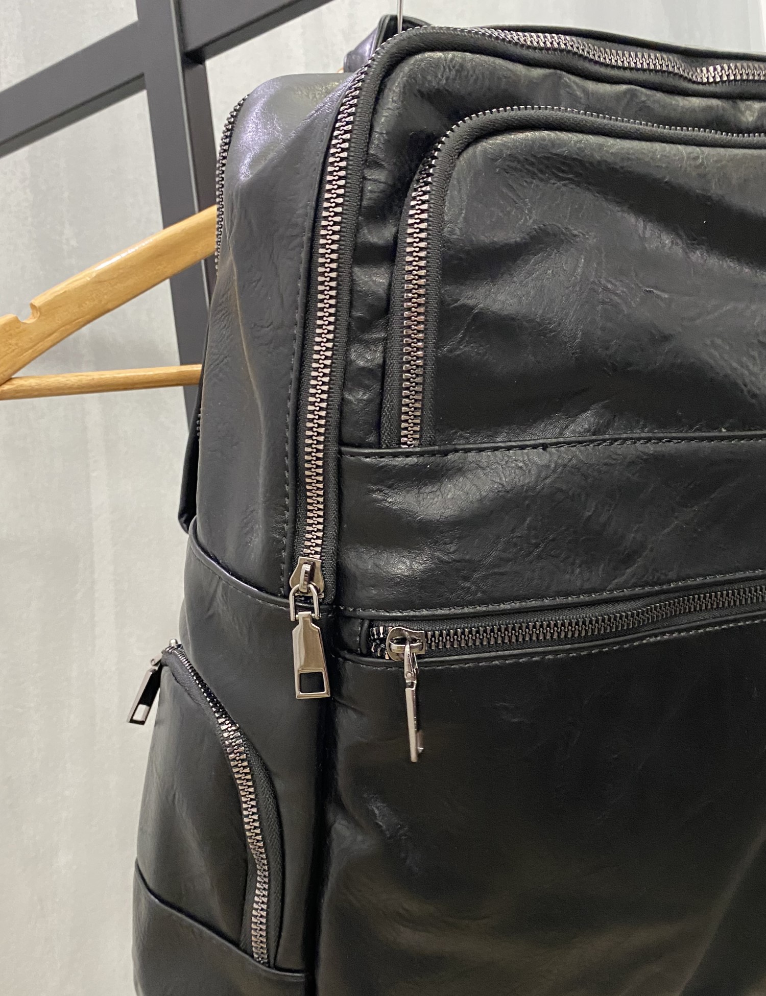 Ανδρικό μαύρο σακίδιο πλάτης με πολλαπλές θήκες B9640103 φωτογραφία